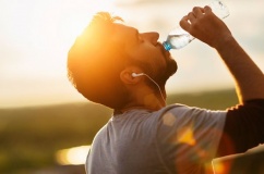 10 hệ lụy khi 'quên' uống nước trong ngày nắng nóng