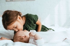 Làm sao để con cả không cảm thấy 'bị ra rìa'?