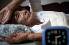 Người cao tuổi bị mất ngủ phải làm sao?
