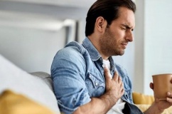 Uống sữa hay ăn bánh mì có giúp giảm ợ nóng?