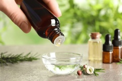 Chăm sóc tóc mùa Hè với tinh dầu tràm trà