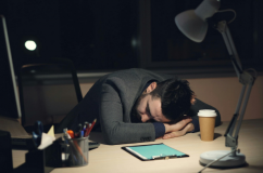 3 thói quen đang âm thầm vắt kiệt não bộ của bạn