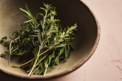 5 bí quyết đơn giản giúp bạn “hồi sinh” rau thơm đã bị héo