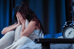 Mất ngủ kéo dài: Nguyên nhân và giải pháp hỗ trợ từ thảo dược