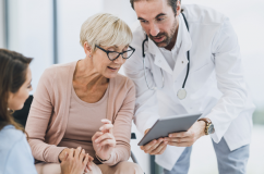 Đưa người cao tuổi đi khám bệnh: Những điều cần lưu ý