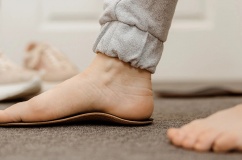 Nguy cơ sức khỏe đi cùng đôi bàn chân bẹt