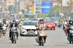 Nắng nóng bao trùm từ Bắc vào Nam, có nơi trên 38 độ