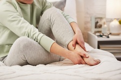 Biến chứng tê bì tay chân, khó ngủ về đêm, mắt mờ do đái tháo đường xử trí thế nào?