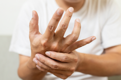Run tay khi đứng trước đám đông có phải mắc Parkinson không?