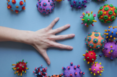 Virus tay chân miệng tồn tại bao lâu trên đồ chơi trẻ em? 