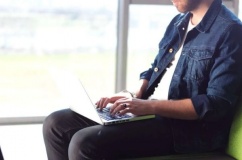Lý do nên bỏ thói quen đặt laptop trên đùi 