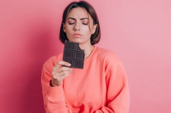 Ăn chocolate đen có giúp giảm đau bụng kinh?