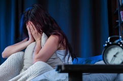 Ngủ muộn khiến bạn dễ cảm thấy lo âu và cô đơn