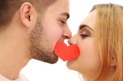 Nhiệt miệng có lây qua nụ hôn?