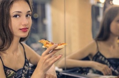 Chuyên gia tiết lộ mẹo đơn giản giúp kiểm soát cơn thèm ăn