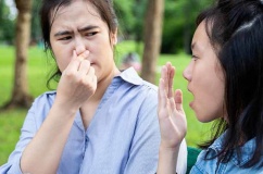 Vì sao khó tự nhận biết hôi miệng?