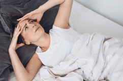 Phụ nữ mãn kinh khó ngủ: Nguyên nhân và cách cải thiện
