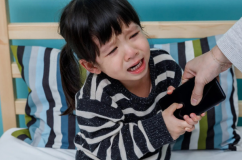 Dỗ trẻ bằng smartphone để lại những hệ lụy lâu dài