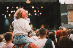 Có nên cho trẻ em đi xem concert?