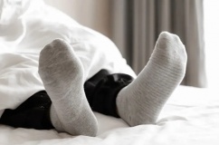 Đi tất có giúp ngủ ngon hơn?