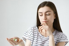 Muốn cải thiện miễn dịch, nên dùng vitamin C hay D?