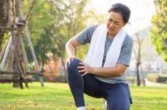 Cách giảm đau đầu gối cho phụ nữ tuổi trung niên  