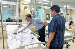 Khẩn trương cứu chữa nạn nhân trong vụ cháy nhà 4 tầng ở Tây Hồ