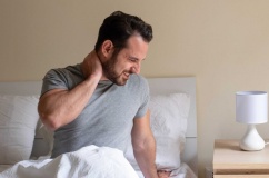 Đau vai gáy về đêm: Nguyên nhân do đâu và làm sao để cải thiện?