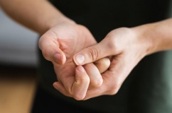 Thói quen bẻ khớp ngón tay có hại không?