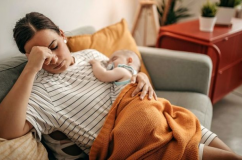 Đừng bắt bản thân mạnh mẽ khi lần đầu làm mẹ