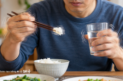 Run tay khó cầm nắm và sinh hoạt hàng ngày: Làm sao để cải thiện