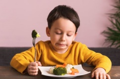 Làm sao để con trẻ bớt kén ăn?