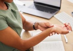 Bị run và đau nhức tay khi viết phải làm thế nào?