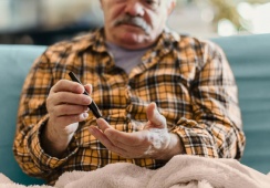 Mắc đái tháo đường, bị tê cứng tay về đêm có khỏi được không?