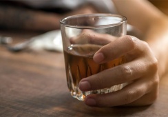 Vì sao run tay giảm khi uống một chút rượu?