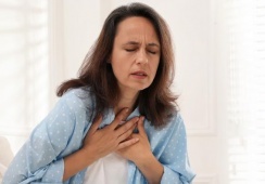 Làm sao để giảm khó thở, đau ngực ở người bệnh suy tim nặng?