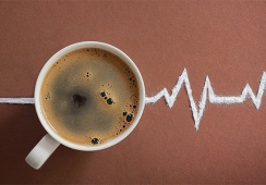 Tim đập loạn xạ, tay run mỗi khi uống cà phê, trà đặc cảnh báo điều gì?
