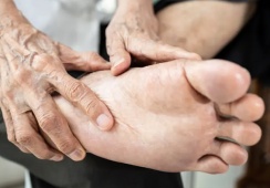 Làm sao phòng ngừa biến chứng bàn chân cho người bệnh đái tháo đường?