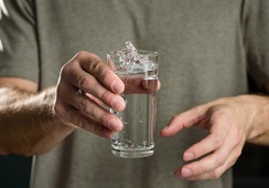 Nguyên nhân run tay khi cầm đồ vật là gì?