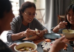 Uống TPBVSK Vương Lão Kiện để giảm run có cần kiêng ăn gì không?