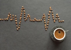 Uống nhiều cà phê để tỉnh táo nhưng hay hồi hộp, tim đập nhanh có đáng lo?