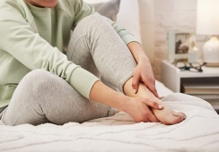 Biến chứng tê bì tay chân, khó ngủ về đêm, mắt mờ do đái tháo đường xử trí thế nào?