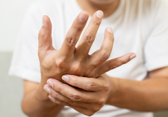 Run tay khi đứng trước đám đông có phải mắc Parkinson không?