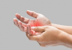Đường huyết cao gây tê chân, mờ mắt phải làm sao để giảm?