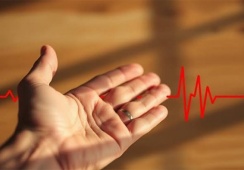 Tại sao tim đập nhanh, vã mồ hôi nhưng kiểm tra tim vẫn bình thường?
