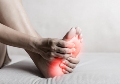 Đái tháo đường 10 năm, bị tê bì châm chích, nóng rát chân phải làm sao?