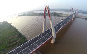 Xe thô sơ không được qua cầu Nhật Tân khi gió to