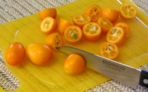 Con chết não vì mẹ vắt quất vào miệng