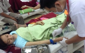 Cha già bất lực nhìn con gái chết mòn vì bệnh ung thư máu