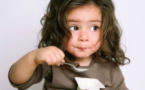 Cho bé ăn sữa chua: Không biết cách là hại con!